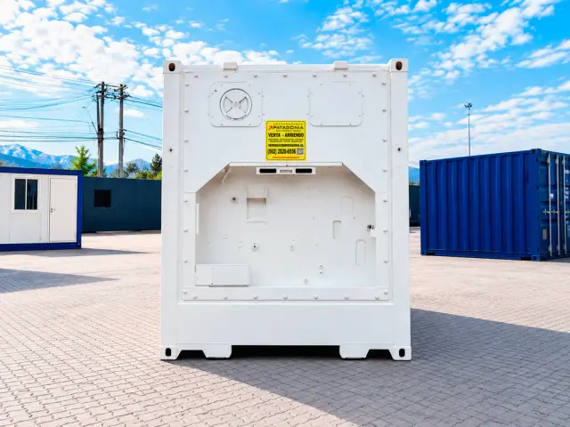Testero de la caja reefer con el hueco del equipo de frío vacío: la unidad se vende sin motor